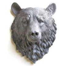 Скульптура на стене Медведь